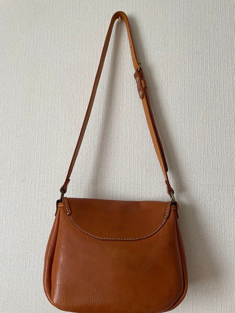 HERZ ソフトショルダーバッグ　ドイツホック留めCK-20 キャメル