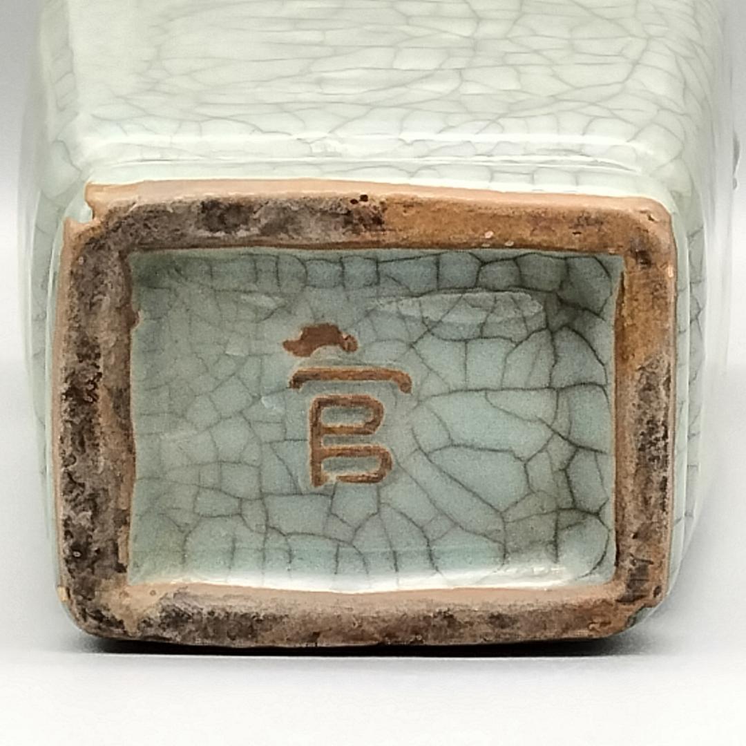 中国古玩 貫入青磁 陽刻花文 二耳 花瓶