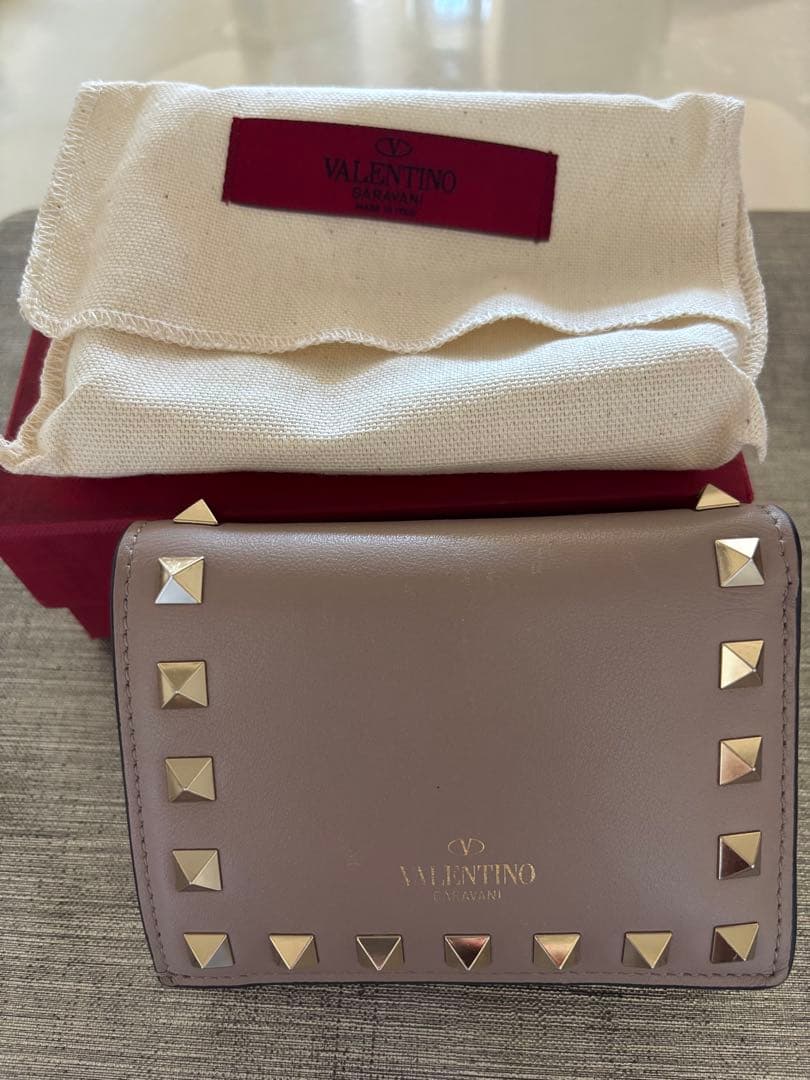 VALENTINO スタッズ付き二つ折り財布 - メルカリ