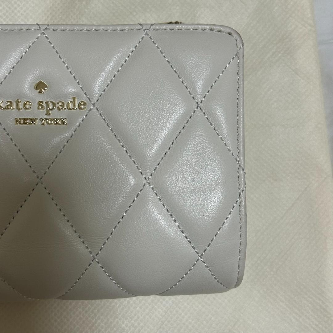 kate spade ホワイト キルティング 二つ折り財布 - メルカリ