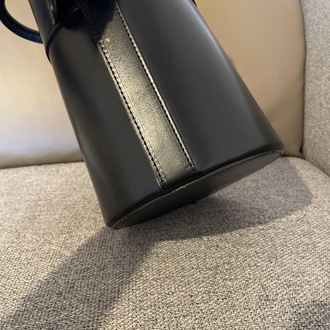 VIOLAd'ORO イタリアンスムースレ ザーノットハンドル バケツ型バッグ