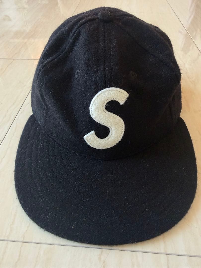 Supreme 黒いキャップ Sロゴ