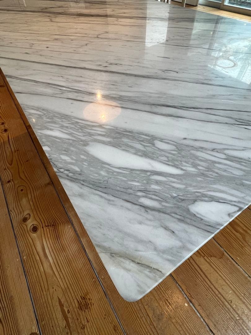 天然大理石のダイニングテーブル