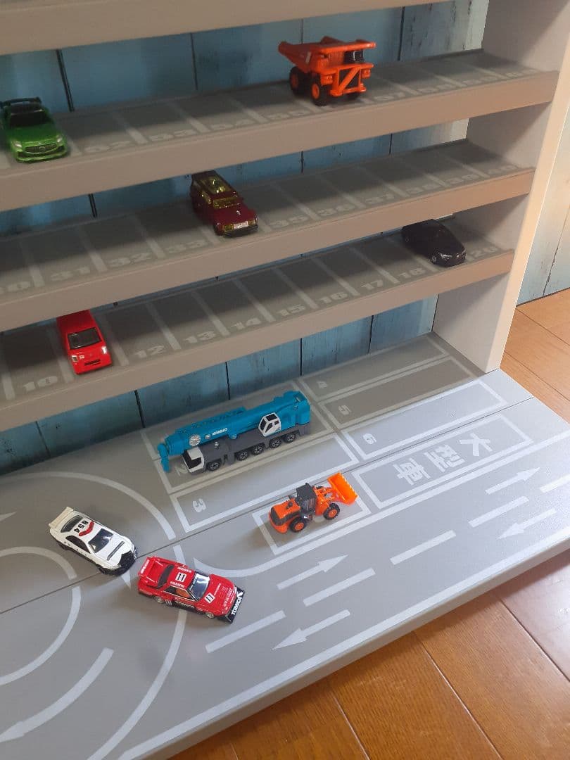 ひひひ　8段150台ロータリー交差点付きトミカ収納棚