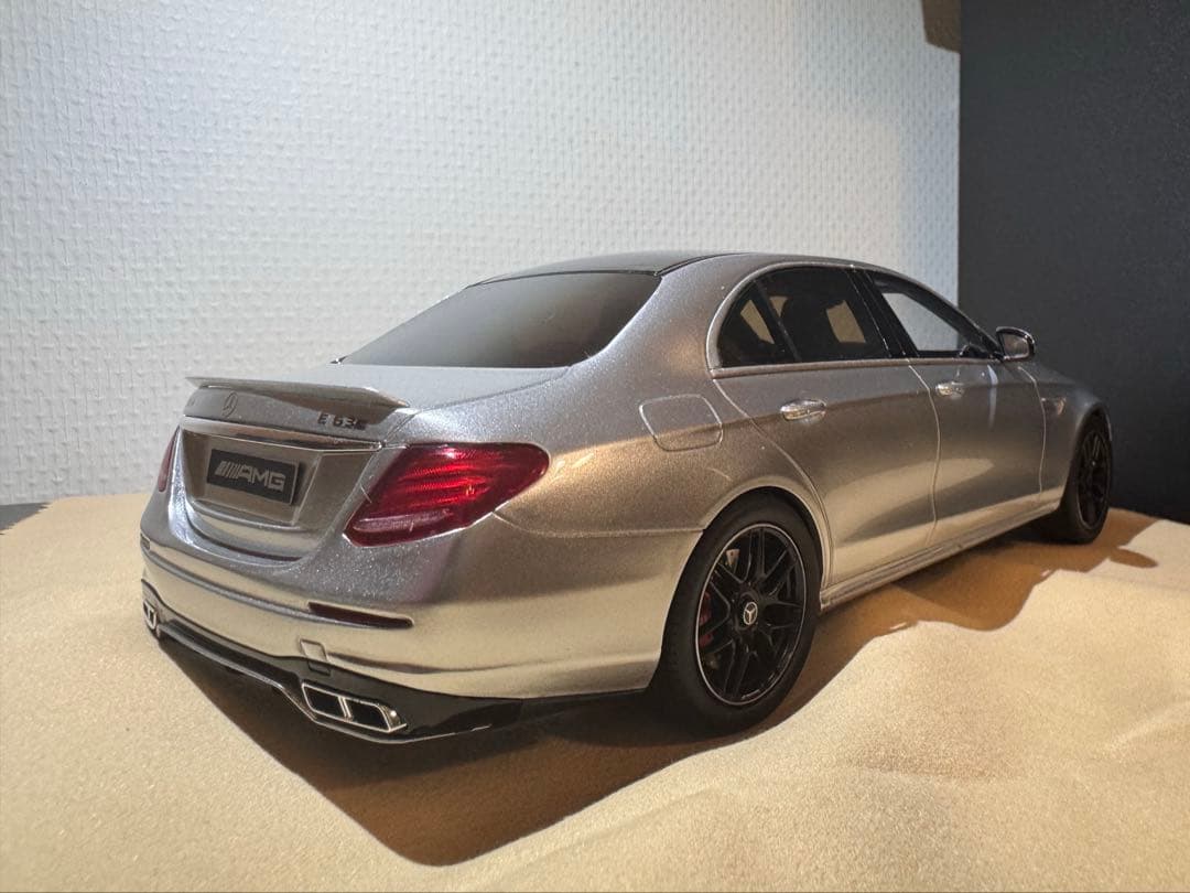 Mercedes-Benz AMG E63 セダン ミニカー1/18