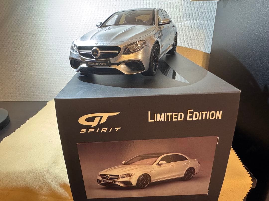 Mercedes-Benz AMG E63 セダン ミニカー1/18