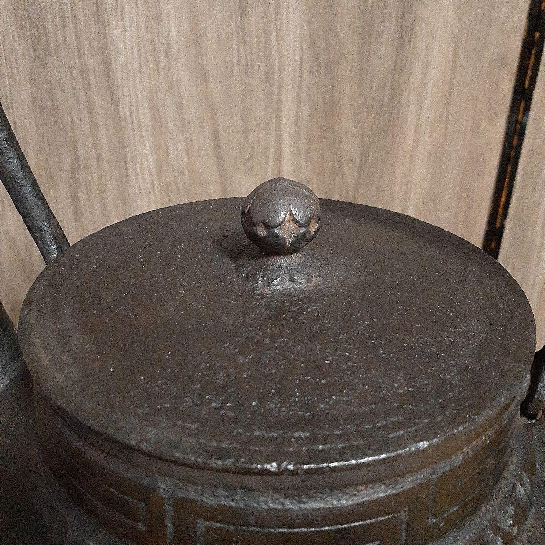 263 大振り 鉄瓶 宝尽くし文様 木瓜弦