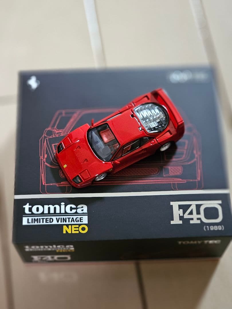 トミカリミテッジヴィンテージネオ　1/64 フェラーリ f40