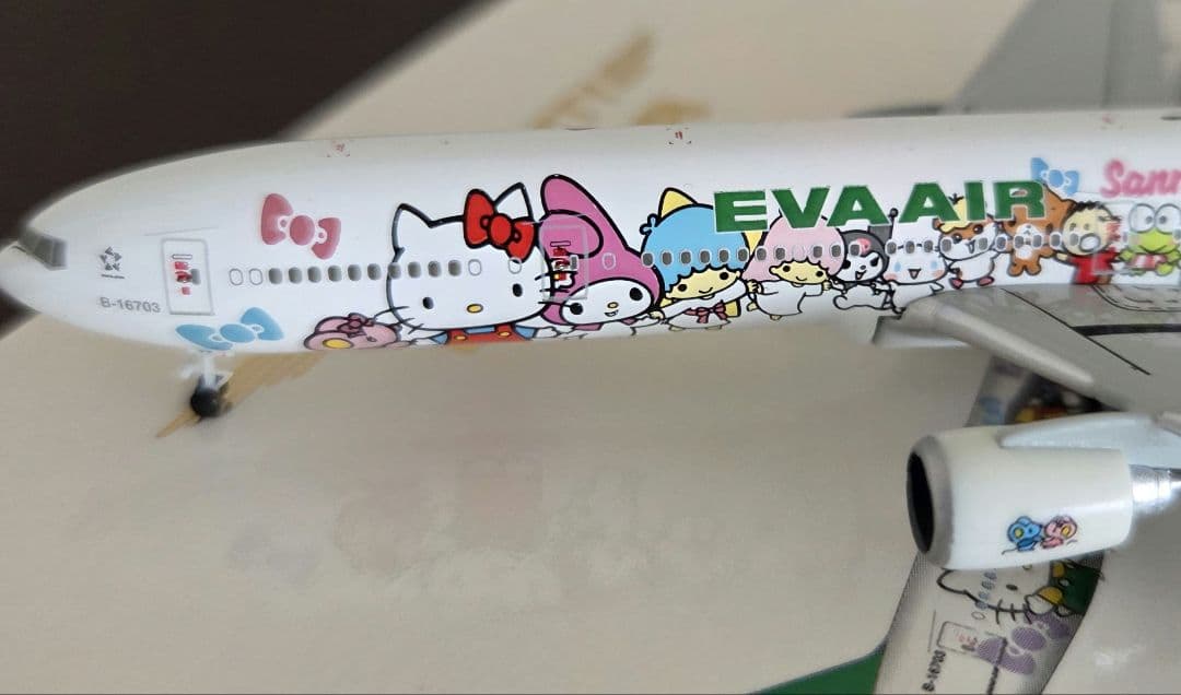 EVA AIR エバー航空 777-300ER ハローキティ Ph 1:500の通販はau PAY