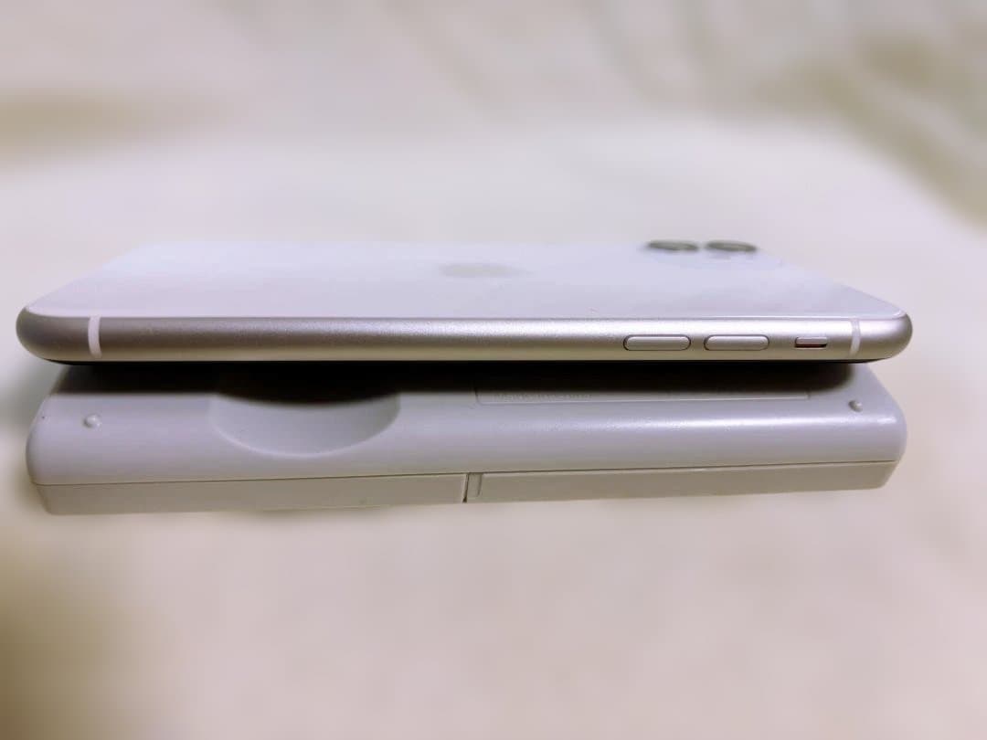 【美品】iPhone11 ホワイト128GB バッテリ83% 外箱・未使用備品有