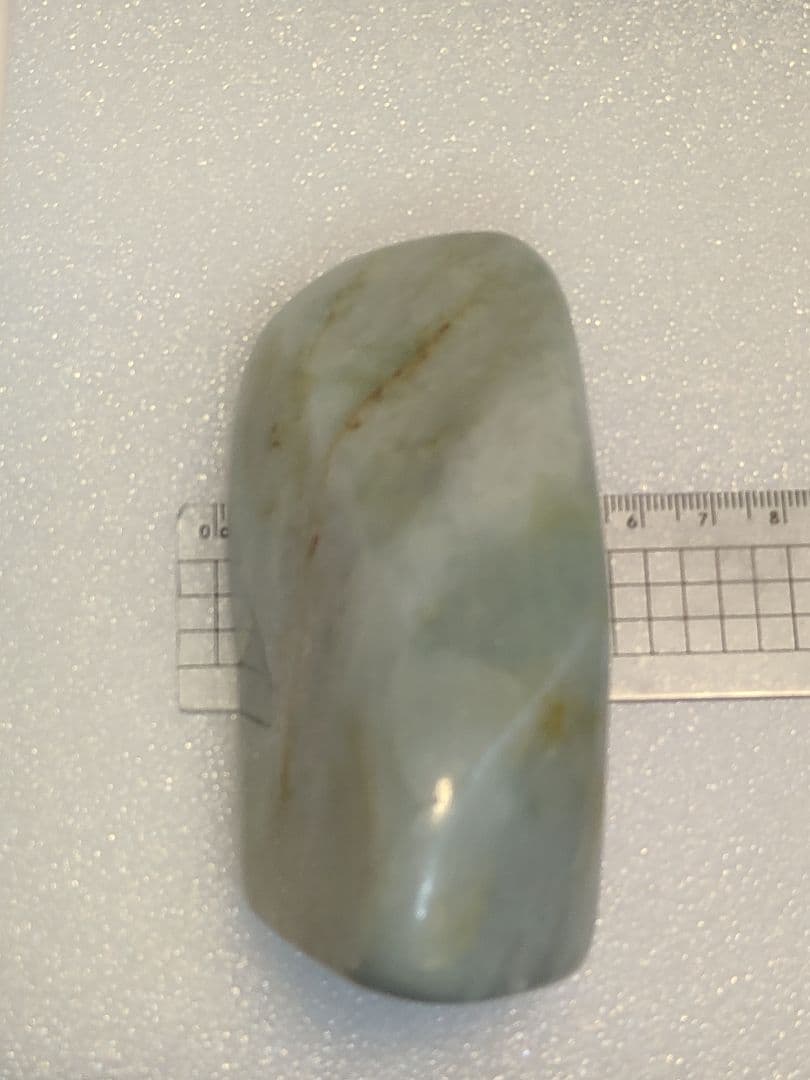 ミャンマー産 翡翠原石451g 薄いグリーンの色合い 光の透過が高い石質