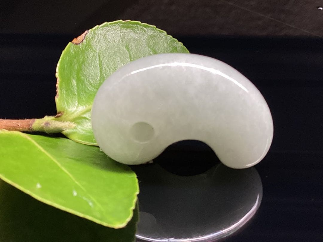 破格お値段です 氷アイスジェイド糸魚川翡翠勾玉 本物の守護石をお