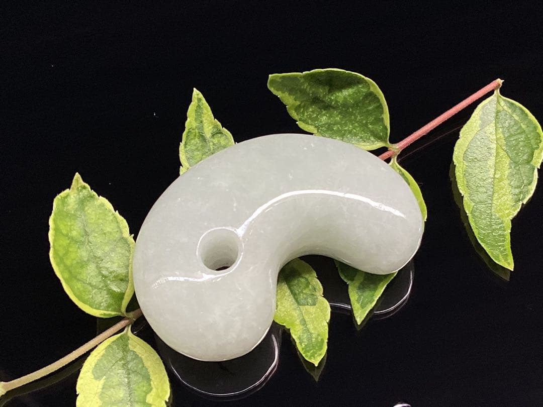 破格お値段です 氷アイスジェイド糸魚川翡翠勾玉 本物の守護石をお