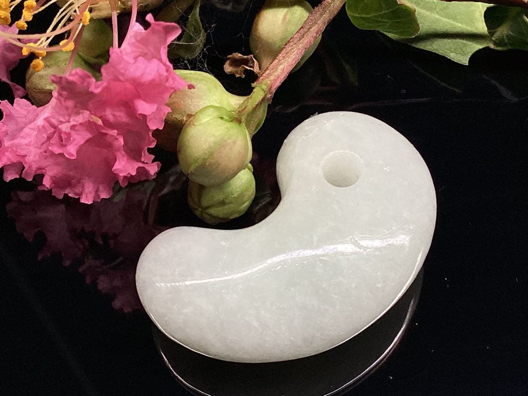 破格お値段です 氷アイスジェイド糸魚川翡翠勾玉 本物の守護石をお