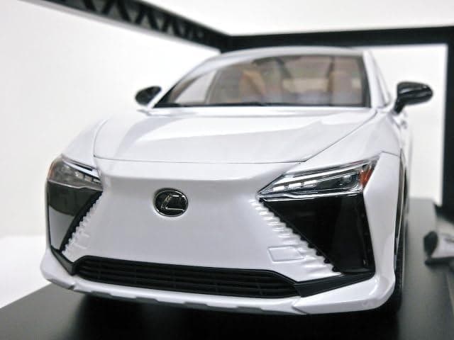 1/18 レクサス RZ 450e ミニカー　模型　完成品　展示台付き　ホワイト