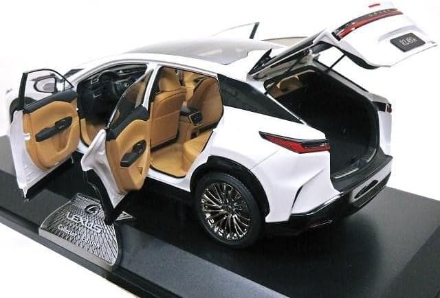 1/18 レクサス RZ 450e ミニカー　模型　完成品　展示台付き　ホワイト