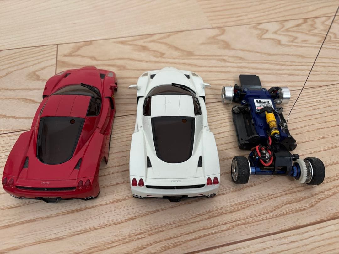 赤白ラジコンカーとミニカーセット