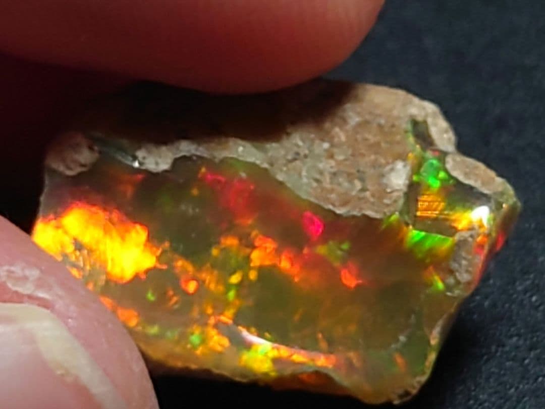プレシャスオパール 原石 多色 ジュエリー グレード エチオピア 鉱物