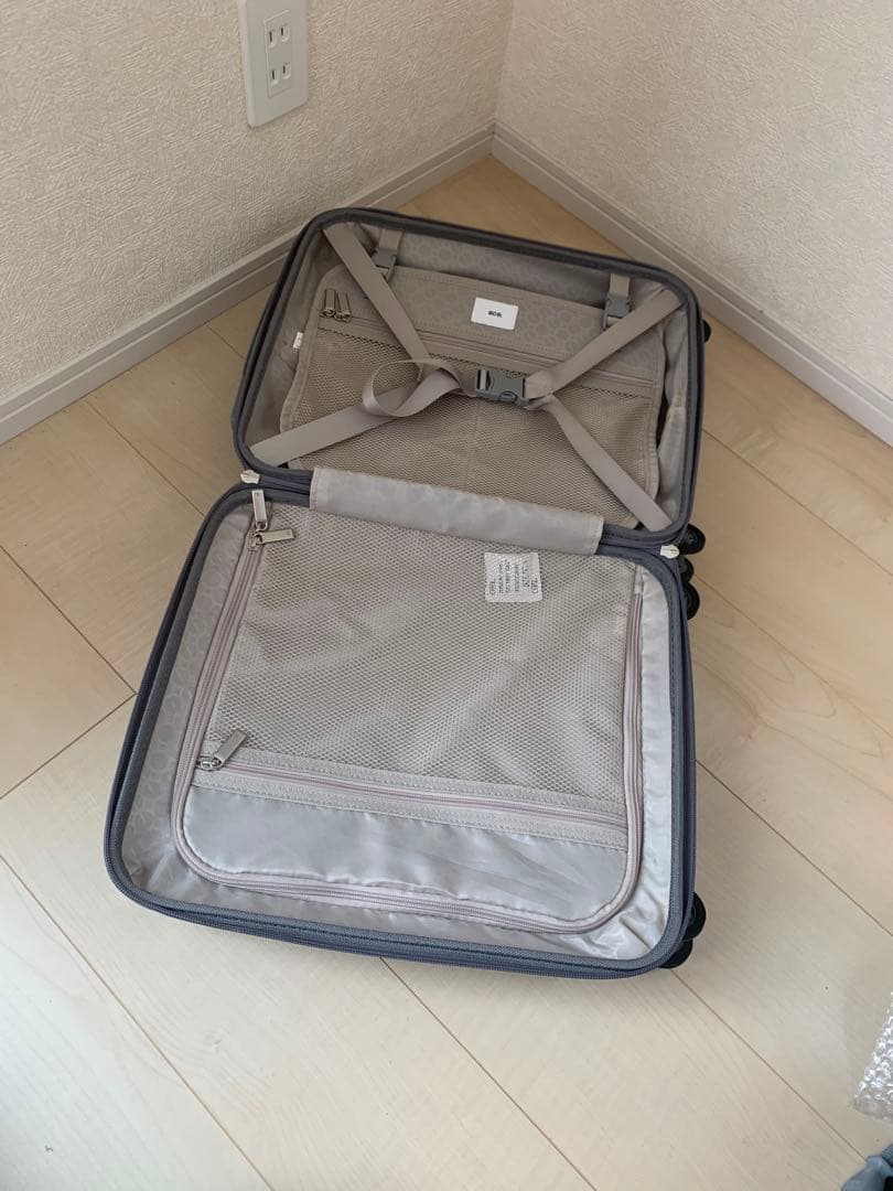ace. グレー 中型キャリーケース 保護袋付き 鍵なし