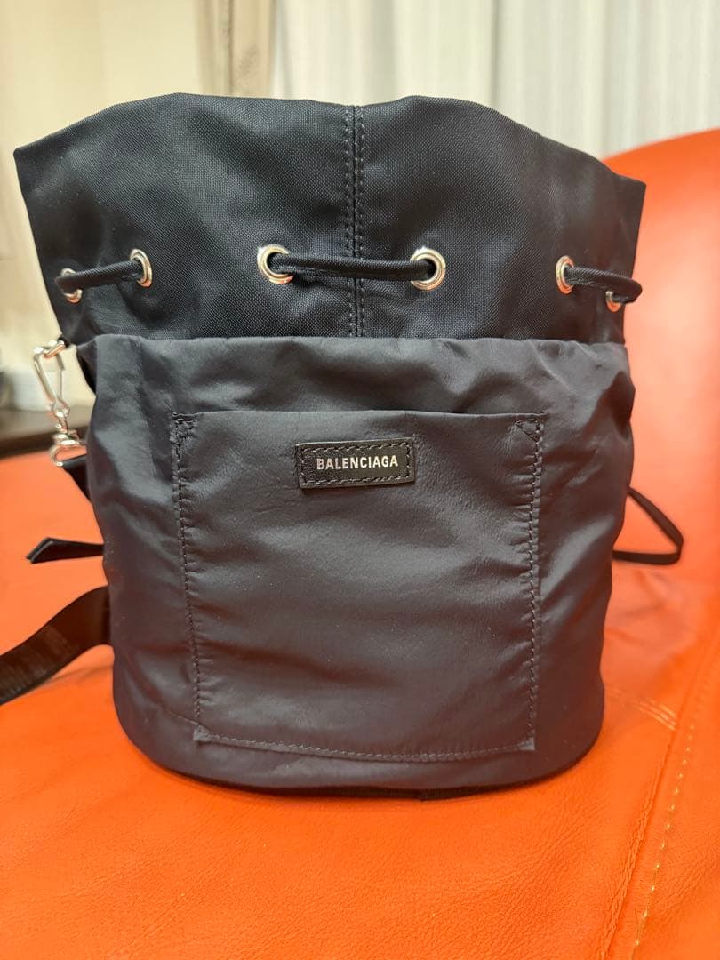 りんご　バレンシアガ　ドローストリング　ショルダーバッグ