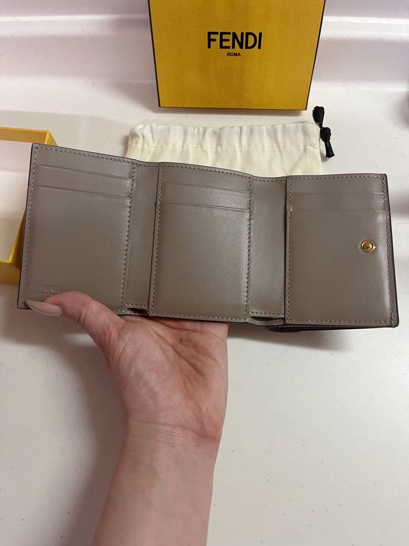 FENDI現行品 三つ折り財布 FFダイヤモンド財布 グレージュ ウォレット