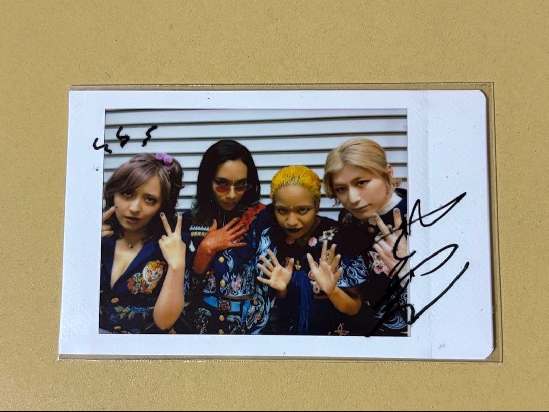 女王蜂 日本武道館単独公演 サイン入り購入特典チェキ - メルカリ