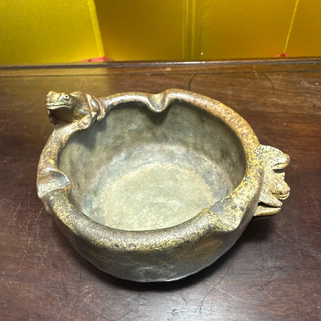 備前焼，カエルの彫刻付き陶器