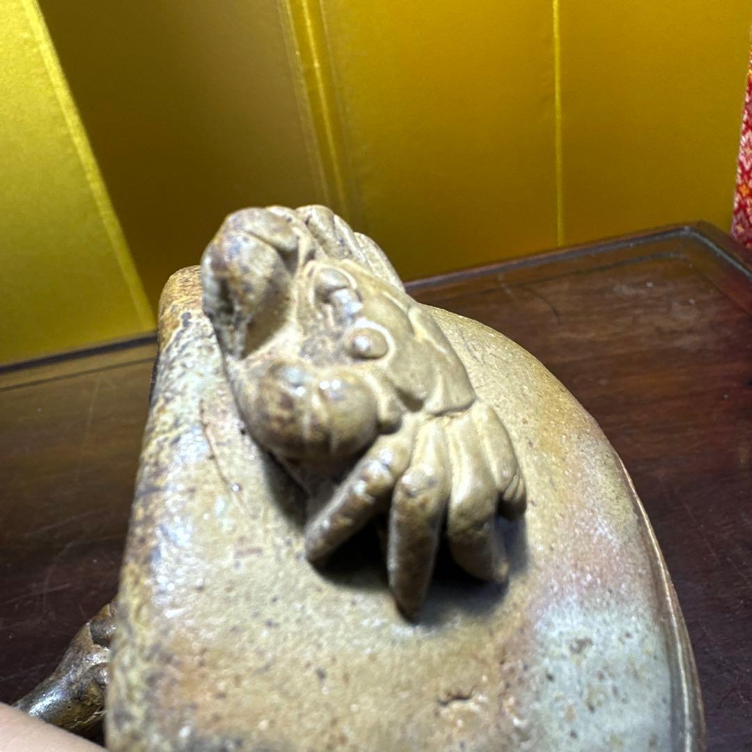 備前焼，カエルの彫刻付き陶器