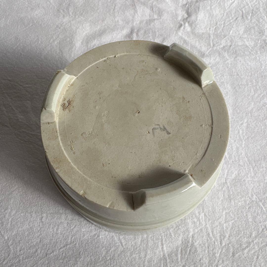 徳化窯 線紋様白磁香炉 清 徳化窯 白磁陽刻『唐草文』 貫入