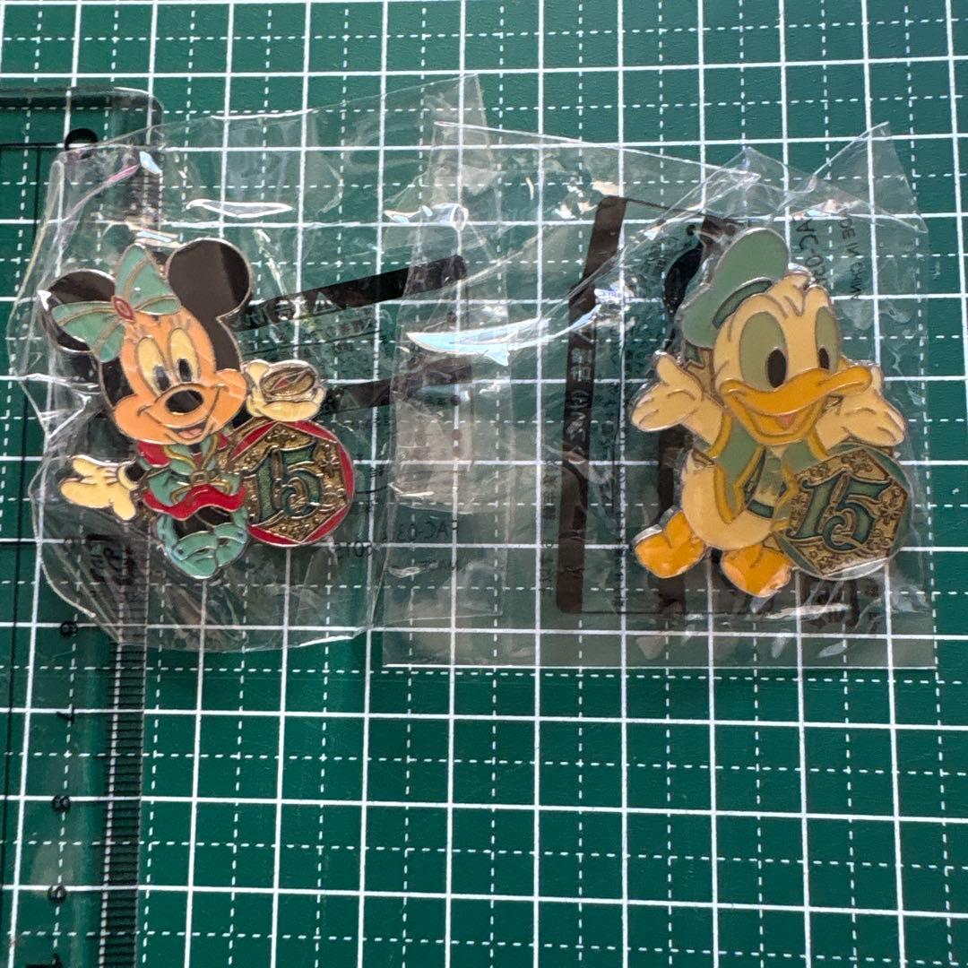 ディズニーピンバッジ ミニー ドナルド 2個セット - メルカリ