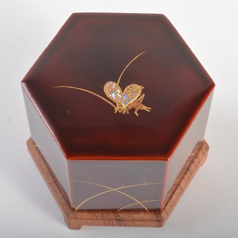 加賀蒔絵師　川上峰春作　螺鈿装飾　鈴虫蒔絵　六角香合　共布共箱　M　R7352