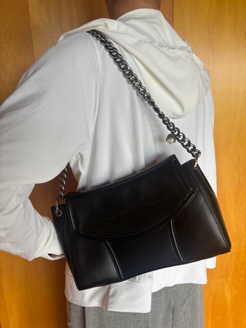 新品、未使用アレキサンダーマックイーンハンドバッグ