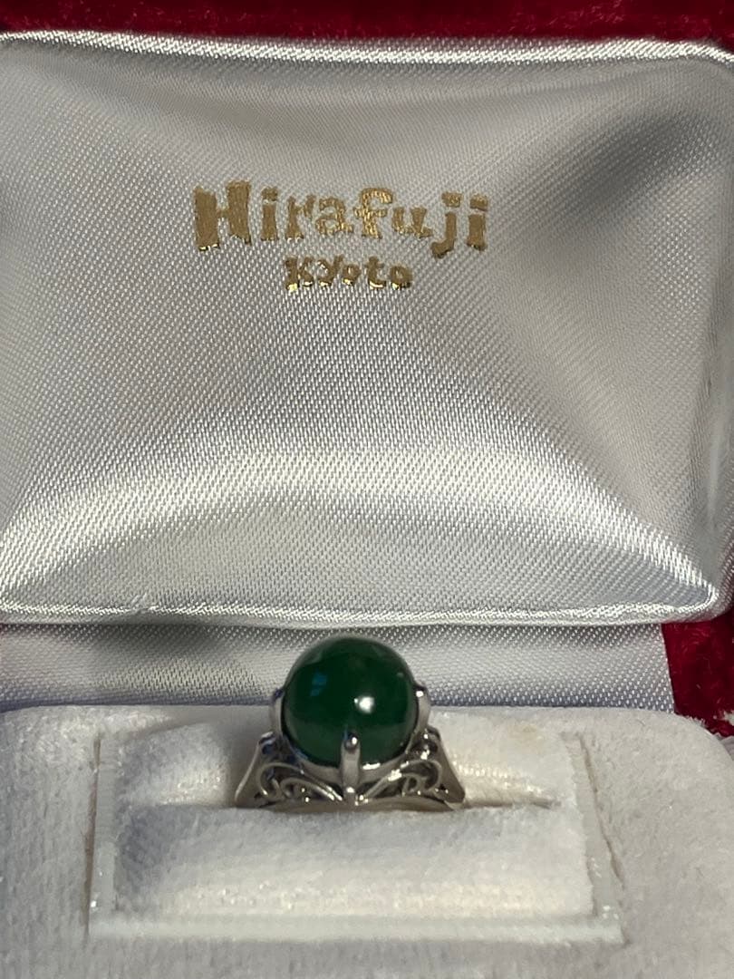 丸いエメラルドの指輪