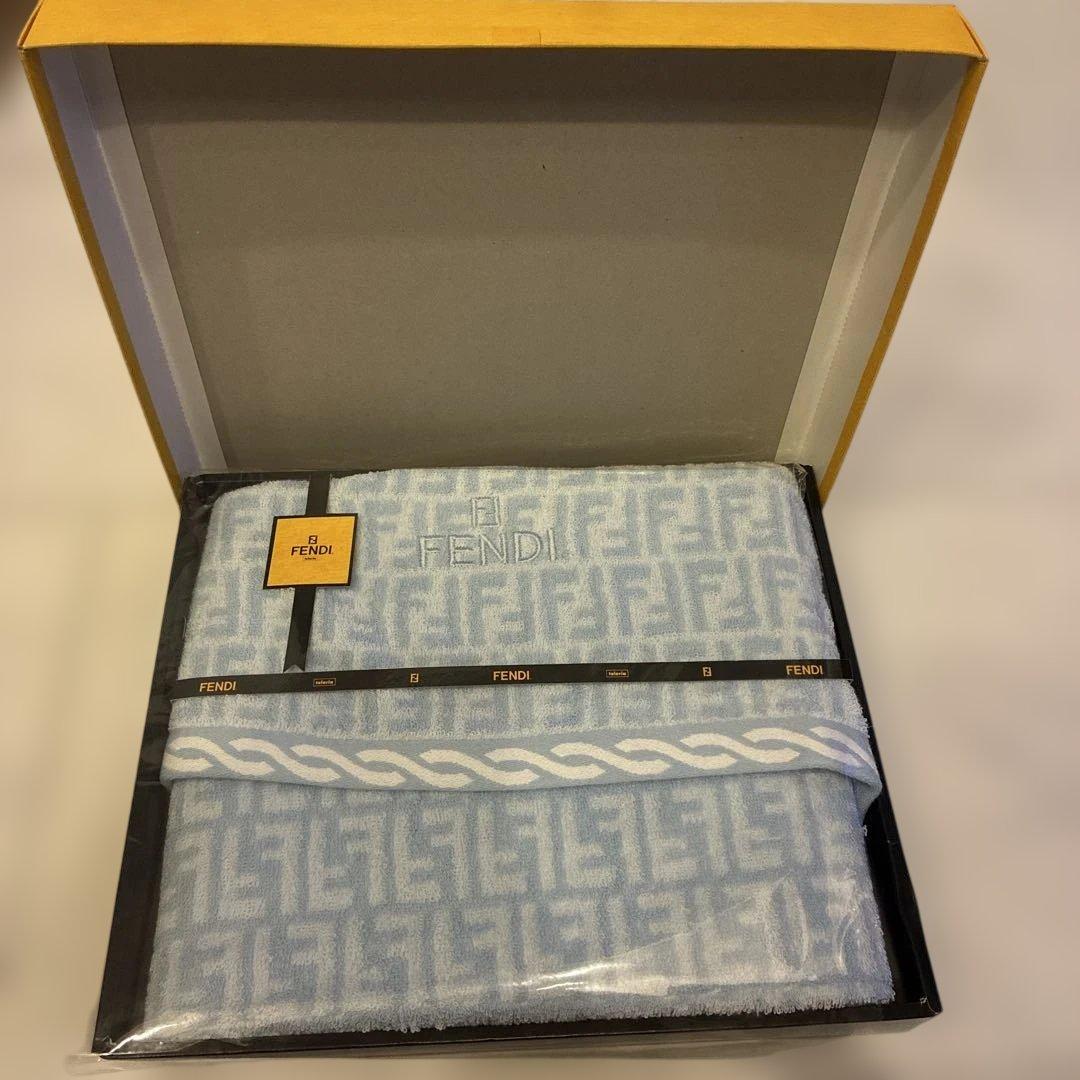 新品未使用‼︎FENDI バスタオル 水色 ロゴ入り - メルカリ
