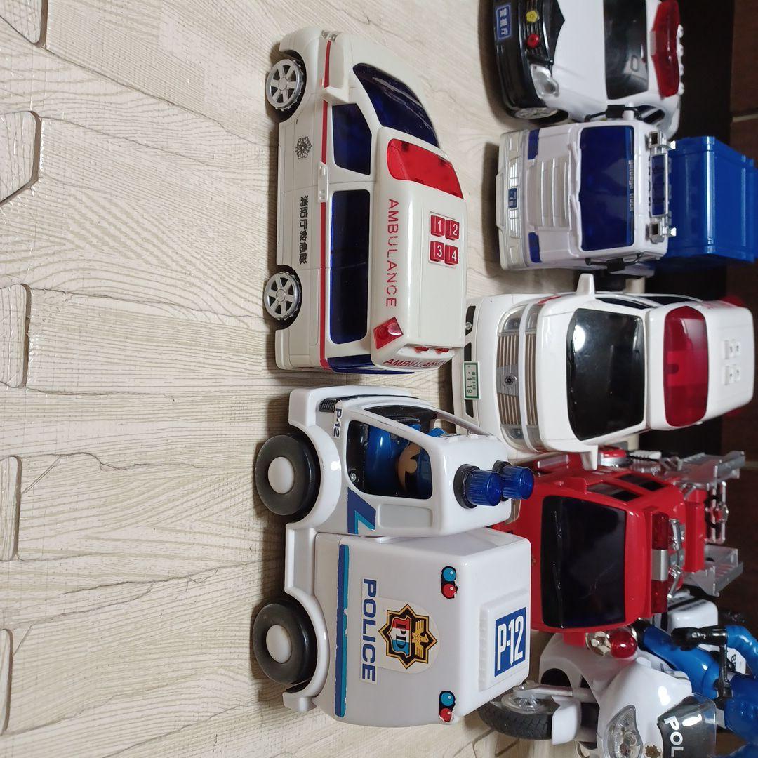 消防車、救急車、はしご車、パトカー、白バイ、ゴミ収集車、バスの計10