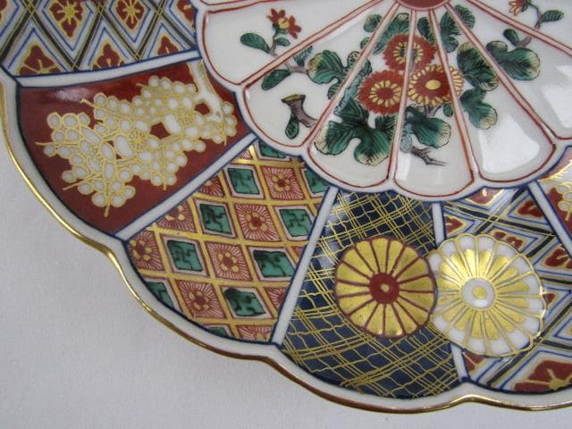 大聖寺伊万里 輪花形 金彩菊花図 大皿 巾28cm 竒玉宝鼎之珍