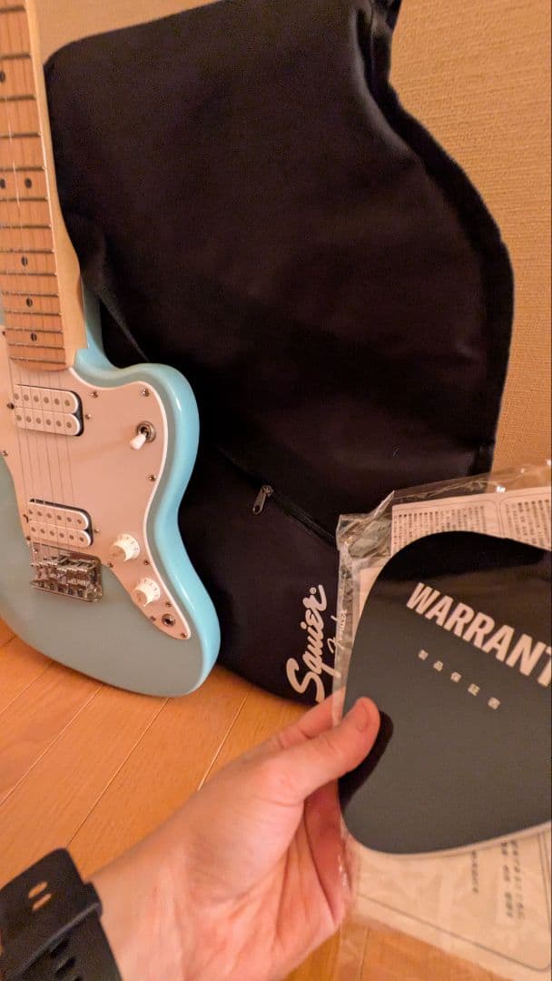 Squier ミニジャズマス HH 保証書、ケース、シールドつき - メルカリ