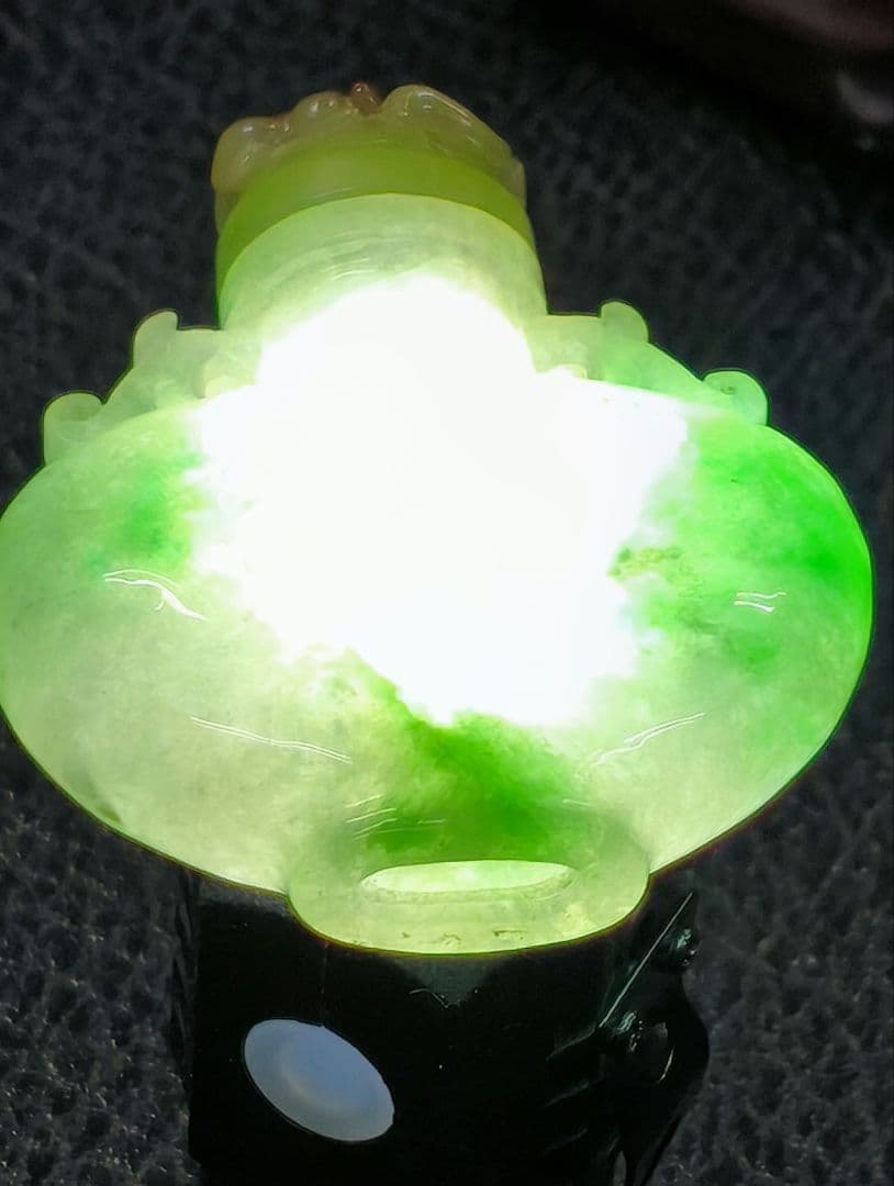 本翡翠】天然ジェダイト 鼻煙壺 氷糯種 陽緑 透過良 結晶有 龍