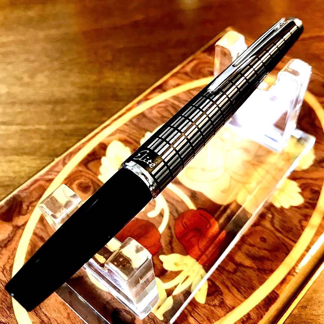 ☆超お勧め☆書き味抜群☆美しいパイロット万年筆エリート格子柄(M)