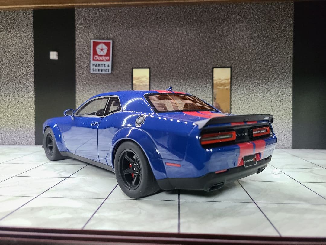 Dodge Challenger ミニカー 青と赤のストライプ 1/18