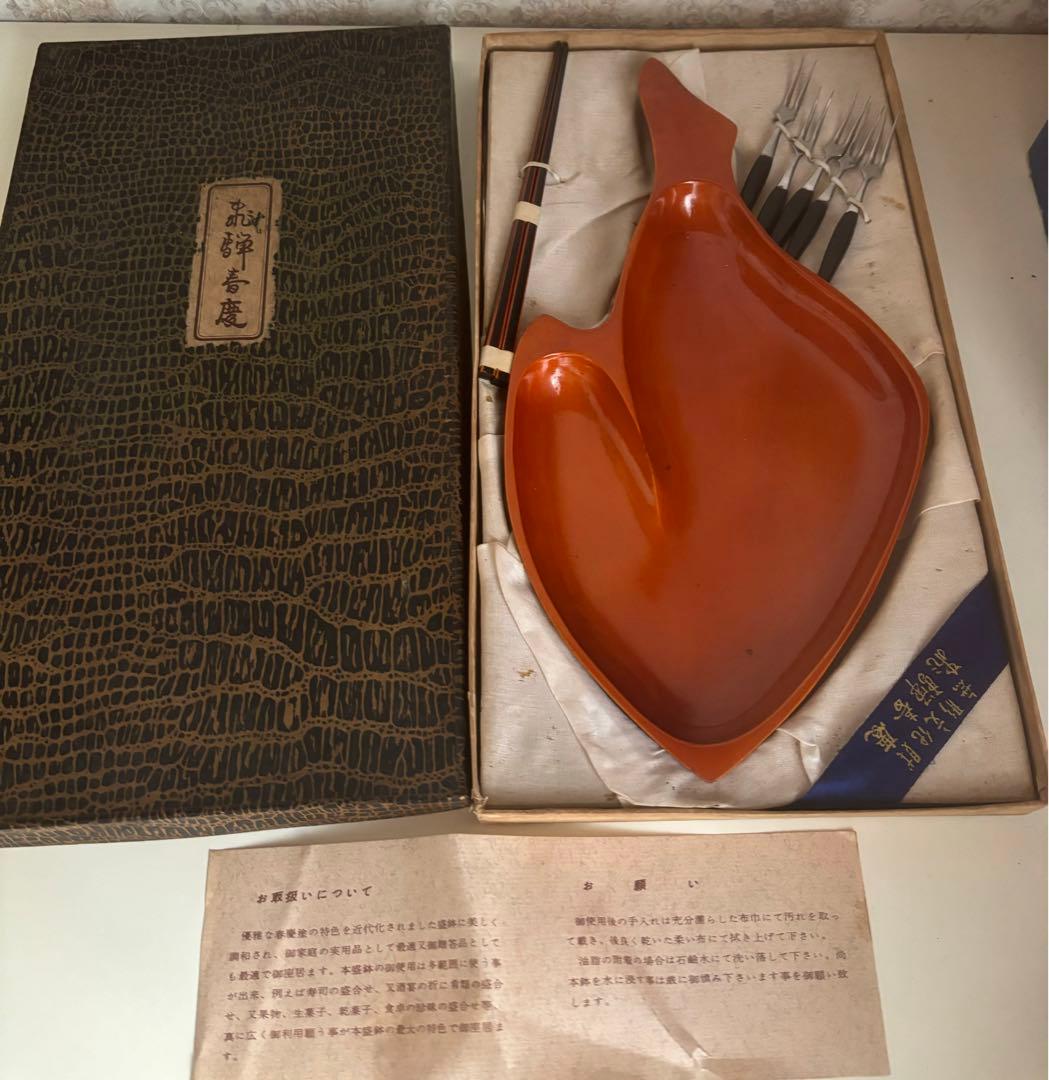 伝統工芸 飛騨春慶 漆塗器 魚型 菓子器 フォーク、箸付き 新品箱入り