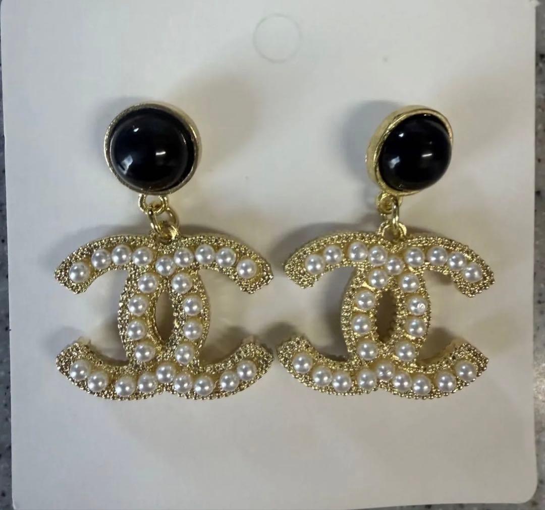 新品 CC ロゴ パール ゴールド ブラック ピアス - メルカリ