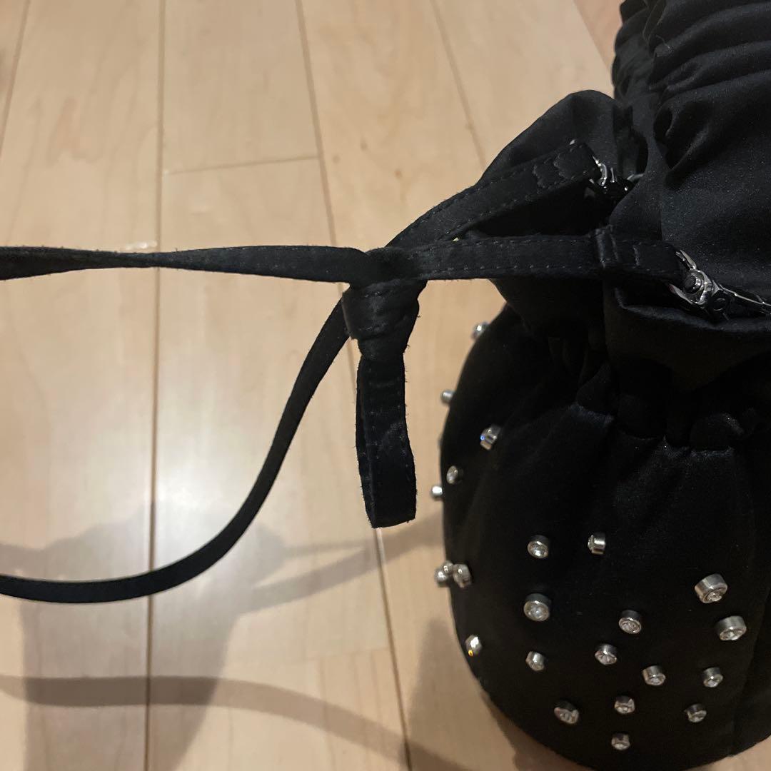 スタッズ付き黒サテン巾着バッグ