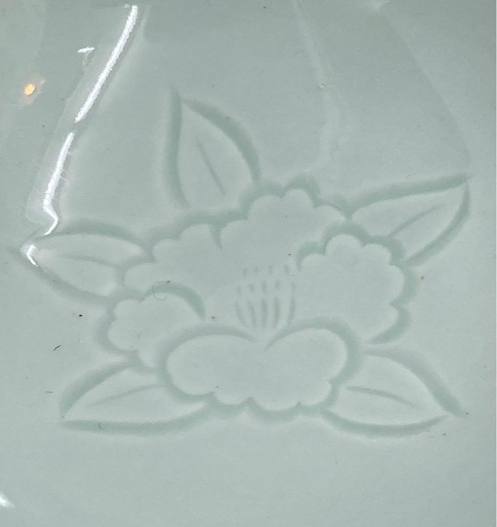 B139b  井上萬二　青白磁彫椿見込平茶碗　彫銘在　深皿　向付 箱は無し