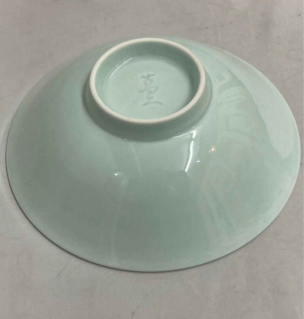 B139b  井上萬二　青白磁彫椿見込平茶碗　彫銘在　深皿　向付 箱は無し