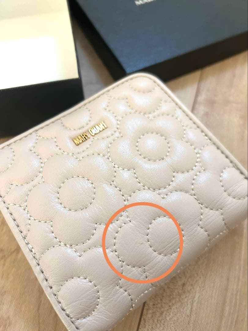 【新品未使用】マリークワント キルトフォームデイジー 二つ折りウォレットベージュ