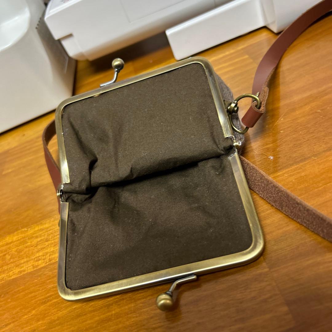 ハンドメイド　手刺繍ガマ口ポーチ