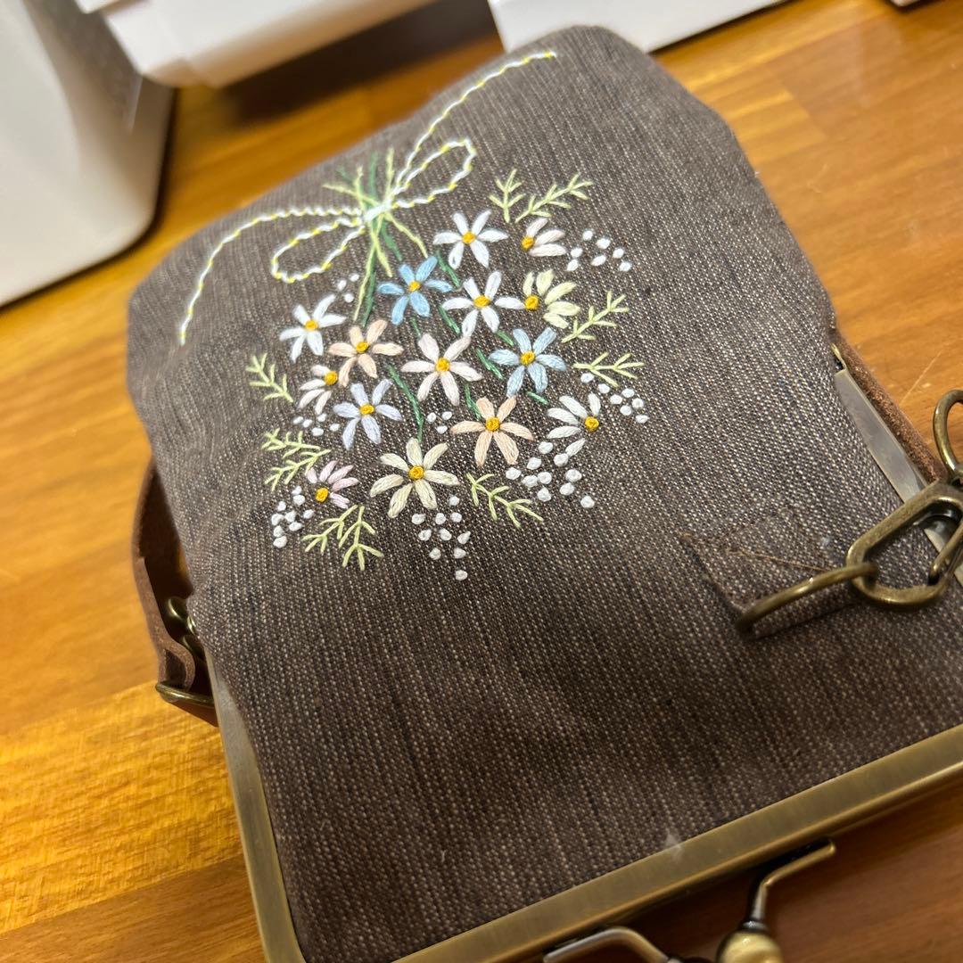 ハンドメイド　手刺繍ガマ口ポーチ