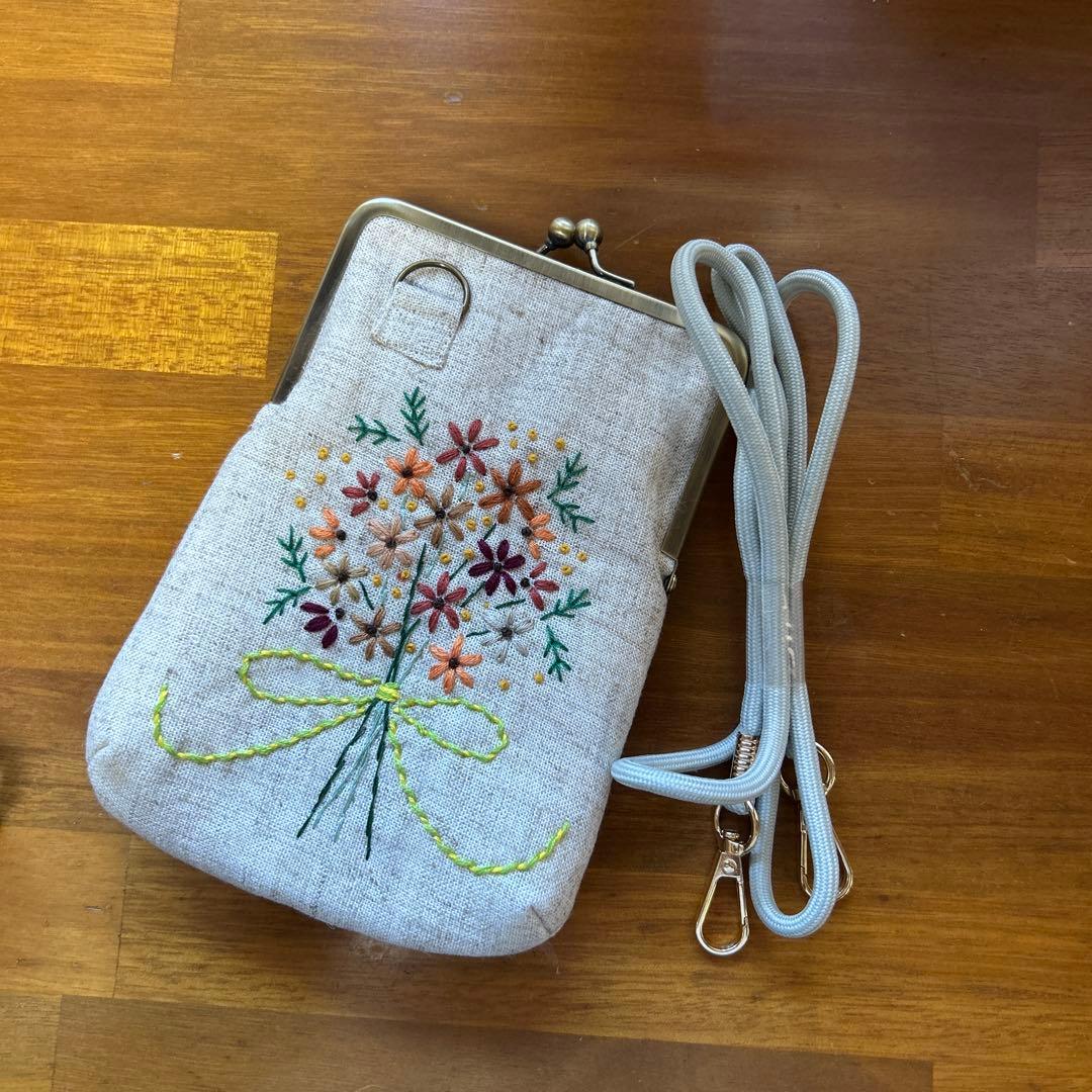 ハンドメイド　手刺繍ガマ口ポーチ