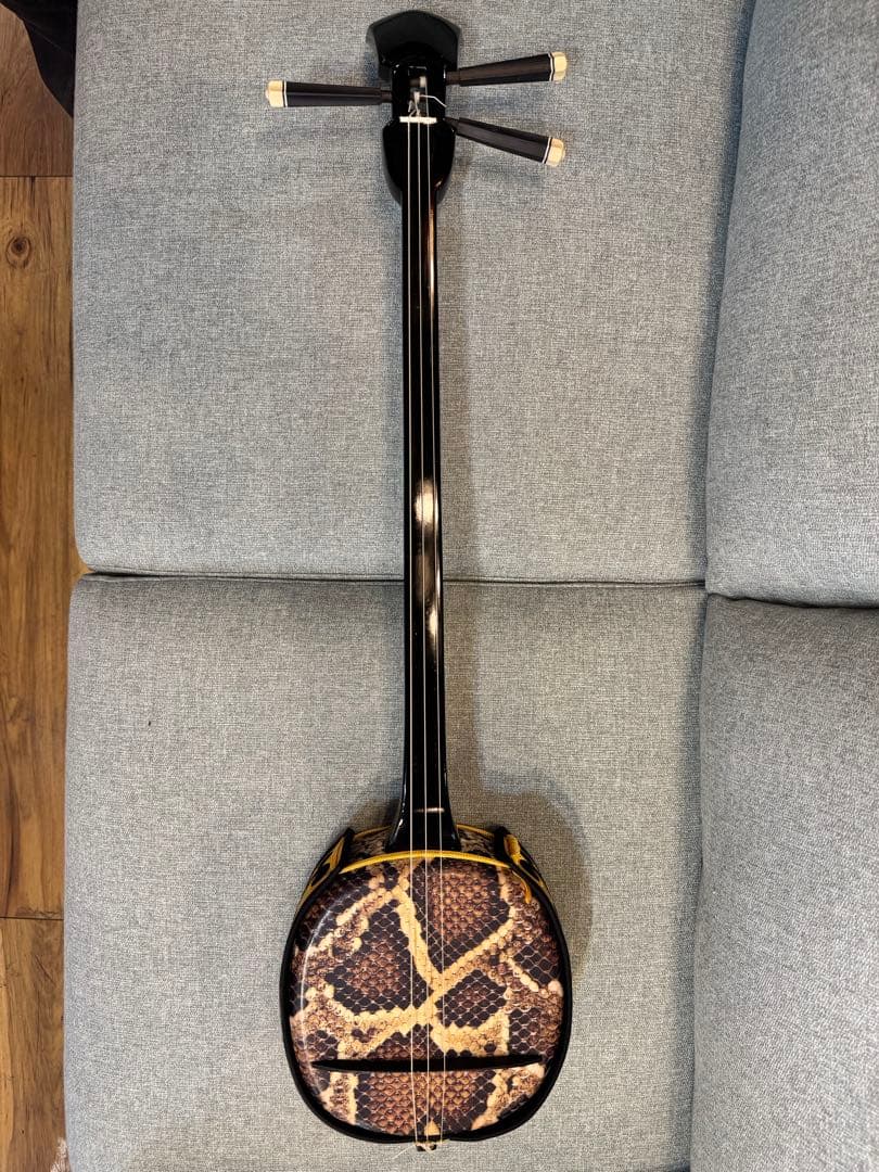 495＊三線 練習用 和楽器 沖縄三線 蛇柄 ケース付き 蛇皮では